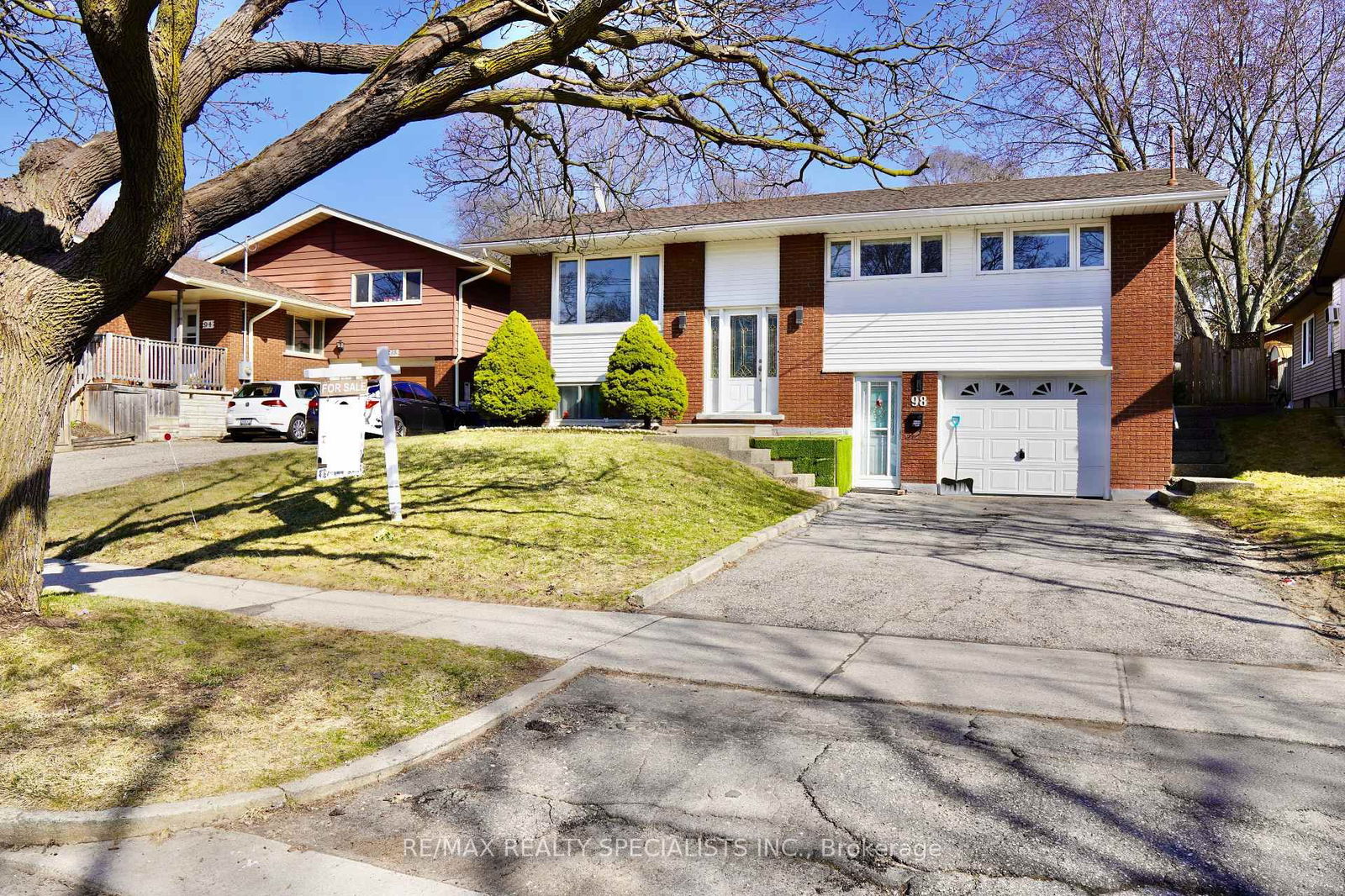 Detached House sold at 98 Ruskview Road, Kitchener, N2M 4S3 - MLS: X12096582