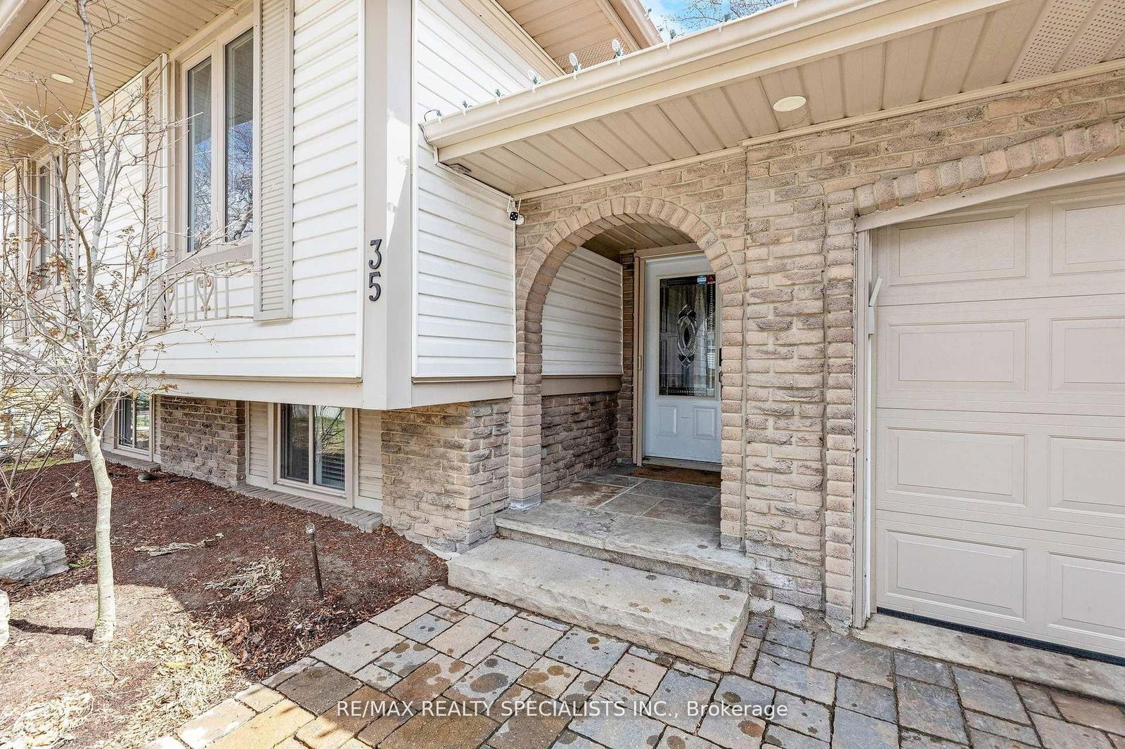 Detached House for sale at 35 Forestgate Drive, Hamilton, Fessenden, L9C 6A4 - MLS: X12097483