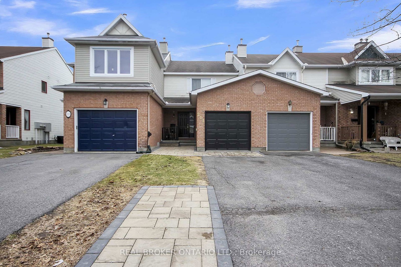 Townhouse sold at 213 Markland Crescent, Ottawa, Barrhaven East, K2G 5Z9 - MLS: X12098203