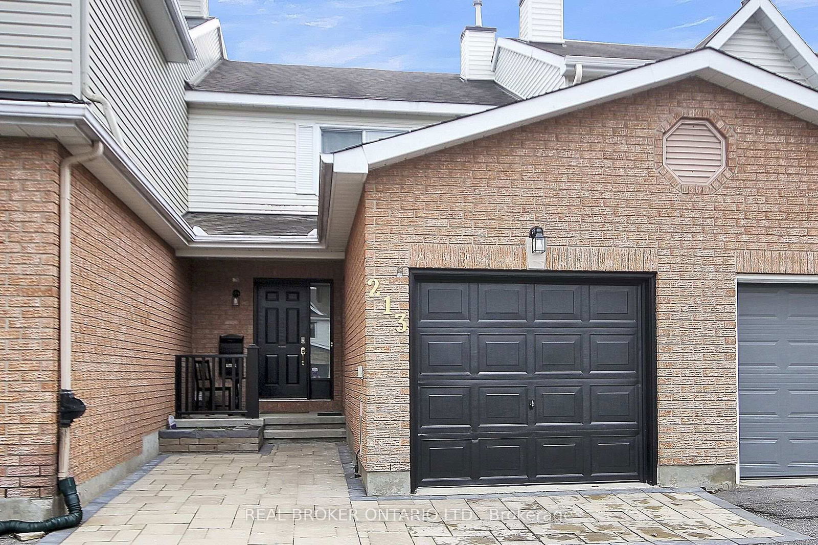Townhouse sold at 213 Markland Crescent, Ottawa, Barrhaven East, K2G 5Z9 - MLS: X12098203