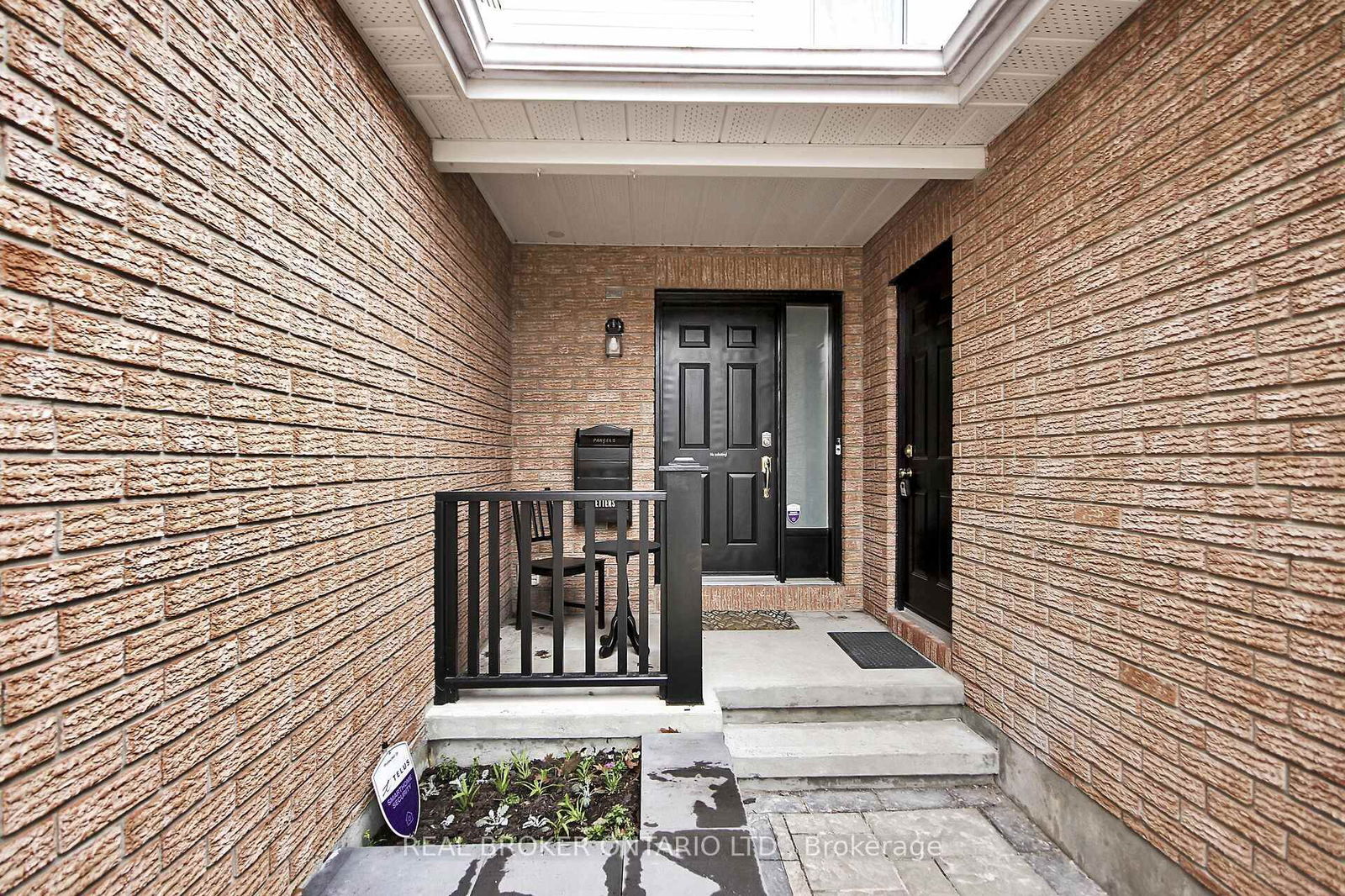 Townhouse sold at 213 Markland Crescent, Ottawa, Barrhaven East, K2G 5Z9 - MLS: X12098203
