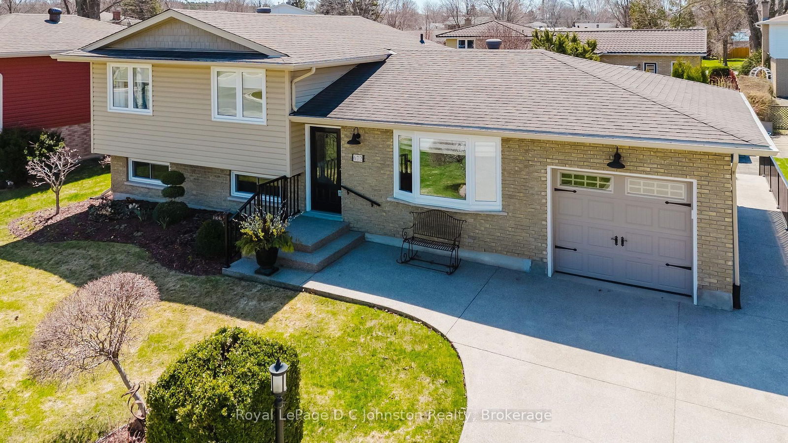 Detached House sold at 672 Christopher Drive, Saugeen Shores, Saugeen Shores, N0H 2C3 - MLS: X12098345