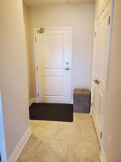 Unit 607 — 240 VILLAGEWALK Blvd, London North - North R image-0-3