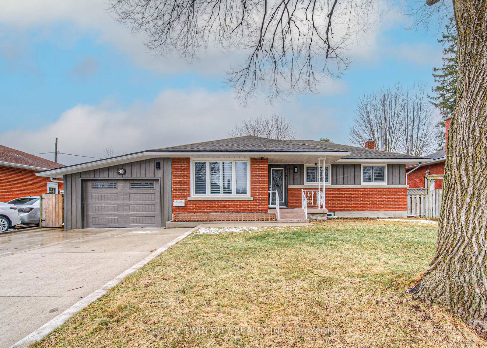 Detached House for sale at 49 Vardon Avenue, Cambridge, N1R 1R9 - MLS: X12098443