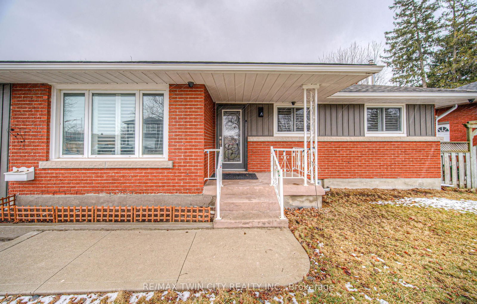 Detached House for sale at 49 Vardon Avenue, Cambridge, N1R 1R9 - MLS: X12098443