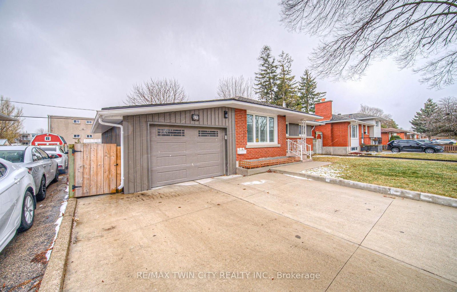 Detached House for sale at 49 Vardon Avenue, Cambridge, N1R 1R9 - MLS: X12098443