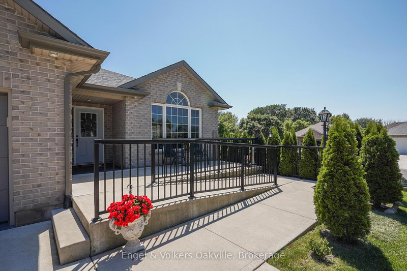 339 Wellbrook Ave, Welland, L3C 7N3 | Image 2