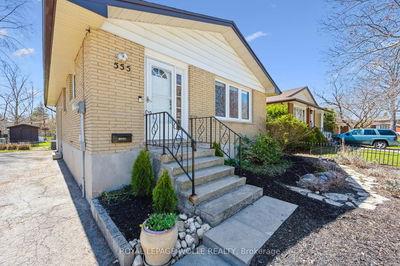 555 Fallingbrook Dr, Waterloo -  image-0-2