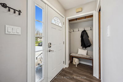 555 Fallingbrook Dr, Waterloo -  image-0-3