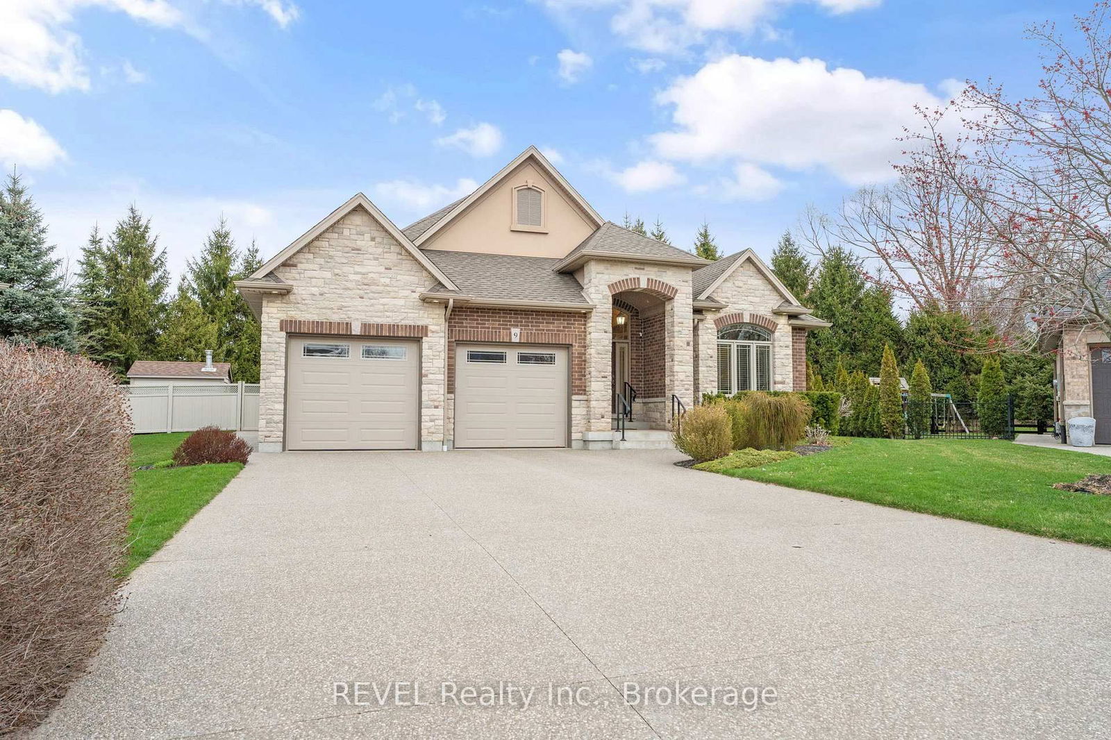 Detached House for sale at 9 Brondi's Lane, Pelham, Fonthill, L0S 1E5 - MLS: X12101114