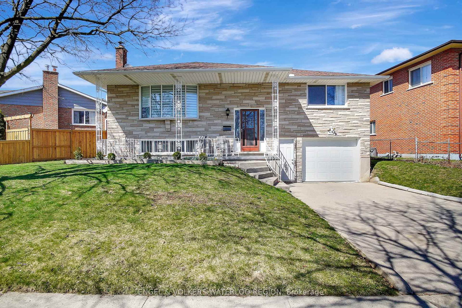 Detached House for sale at 137 Wimbleton Crescent, Kitchener, N2B 3K4 - MLS: X12101147