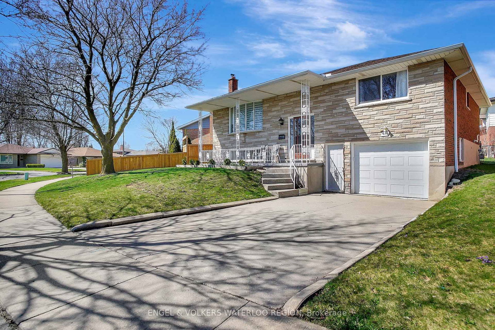 Detached House for sale at 137 Wimbleton Crescent, Kitchener, N2B 3K4 - MLS: X12101147