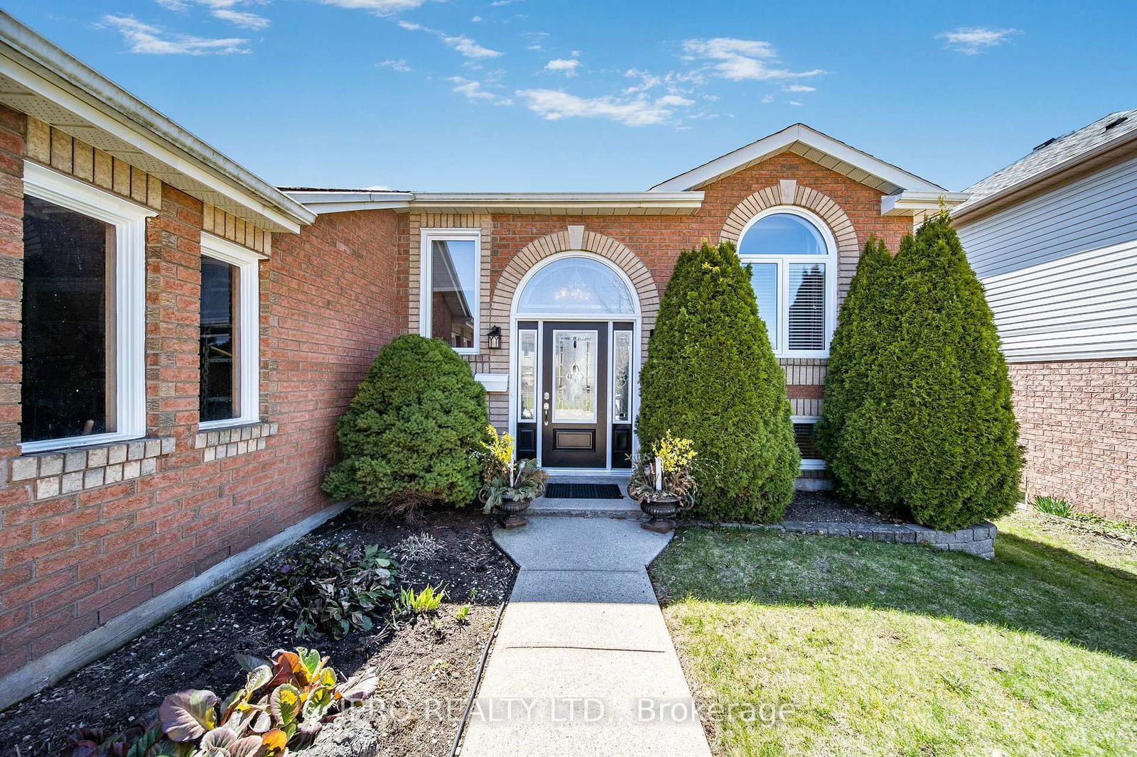 Detached House sold at 34 Oak Hill Drive, Cambridge, N1S 4Y8 - MLS: X12101472