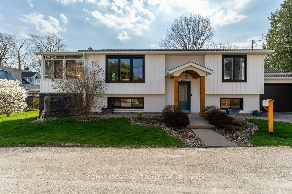 Detached House sold at 5 11th Street, Grimsby, Grimsby Beach, L3M 2V4 - MLS: X12101648