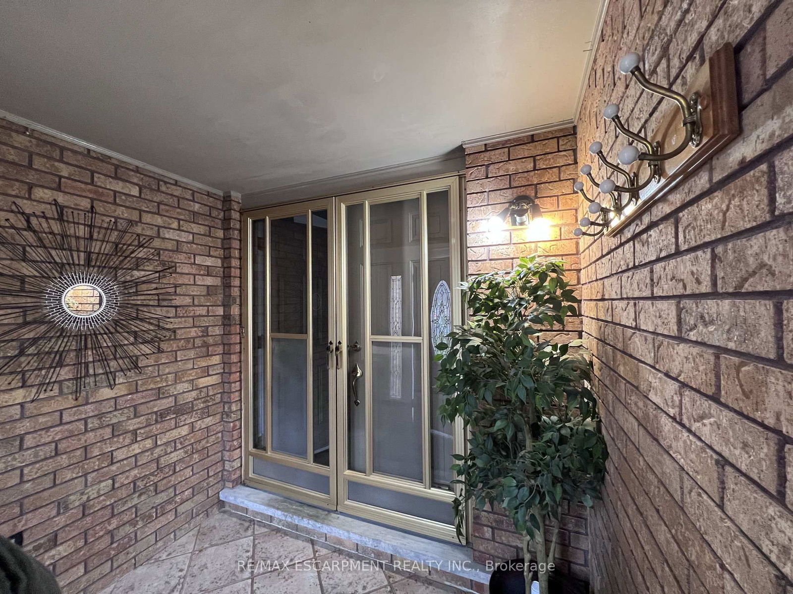 Detached House for sale at 332-1/2 Grantham Avenue, St. Catharines, Lakeport, L2M 5A6 - MLS: X12101864