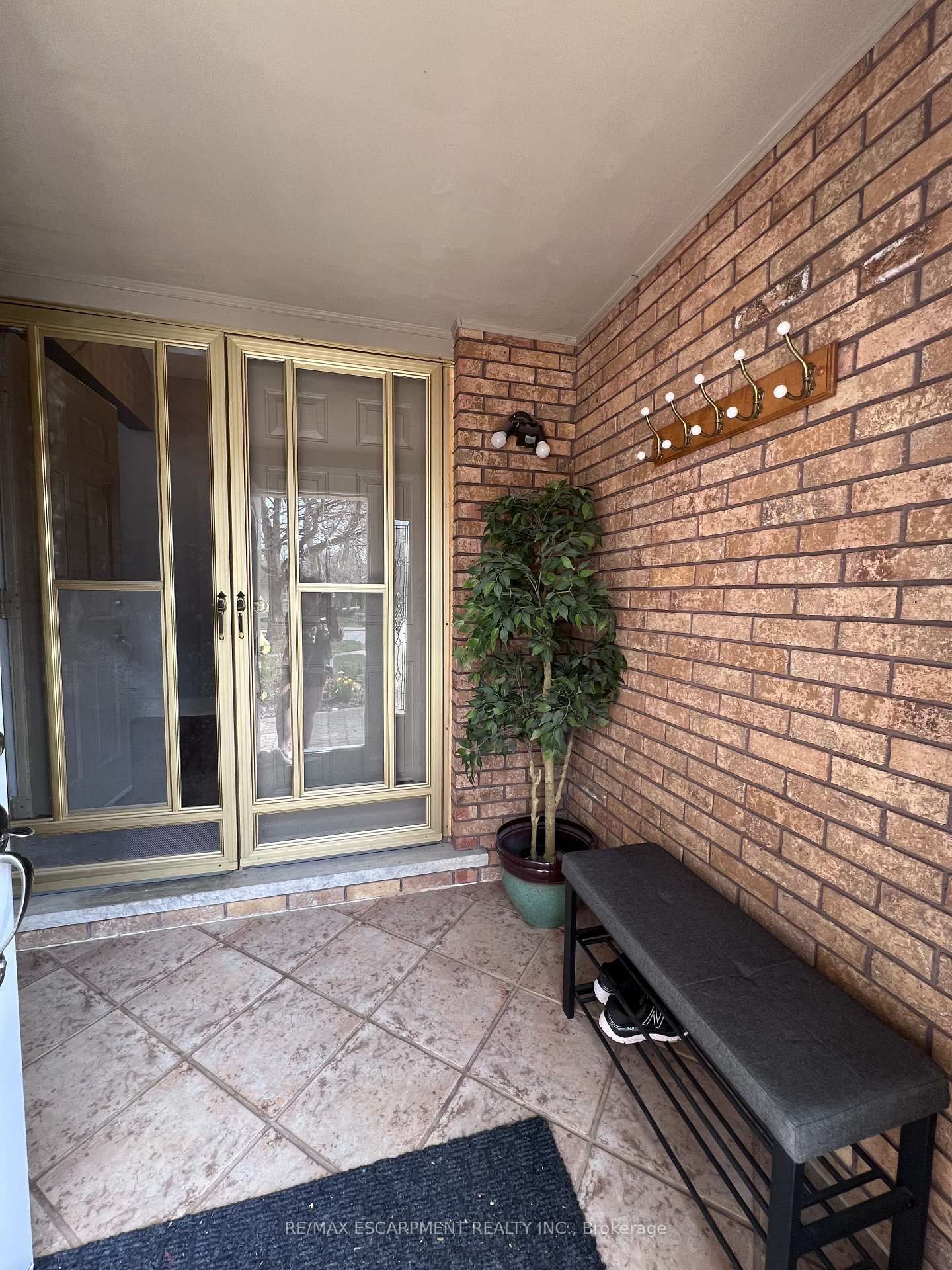 Detached House for sale at 332-1/2 Grantham Avenue, St. Catharines, Lakeport, L2M 5A6 - MLS: X12101864