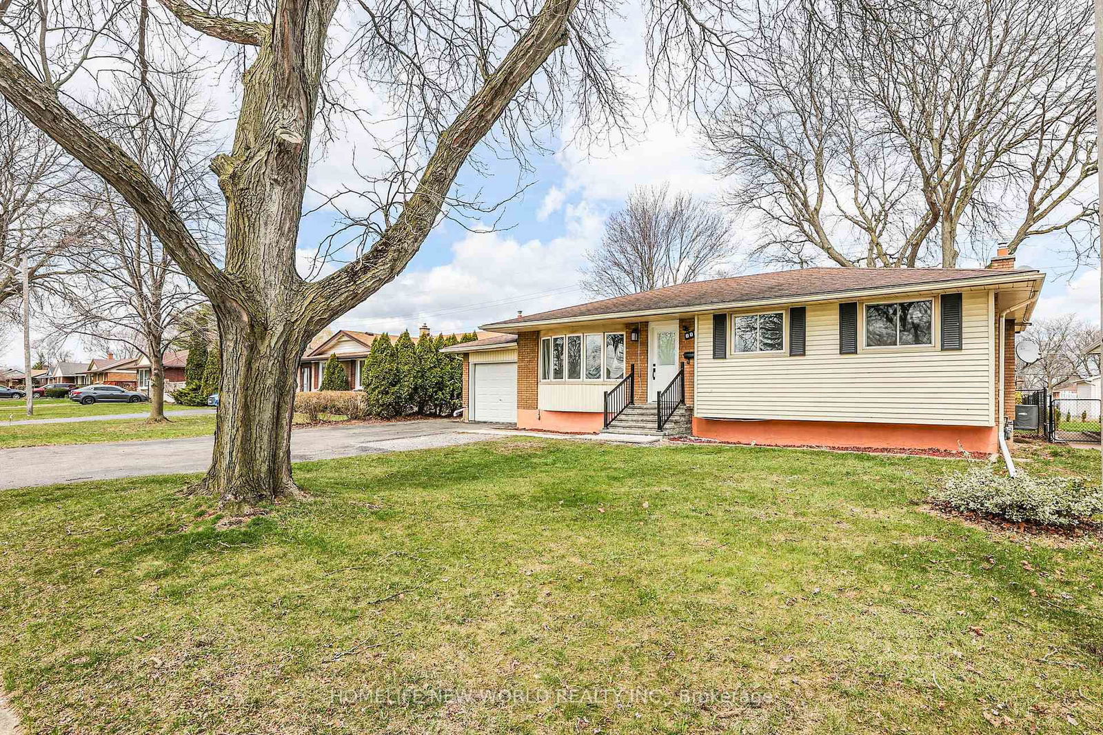 Detached House for sale at 8816 Roosevelt Street, Niagara Falls, Chippawa, L2G 7A2 - MLS: X12101894