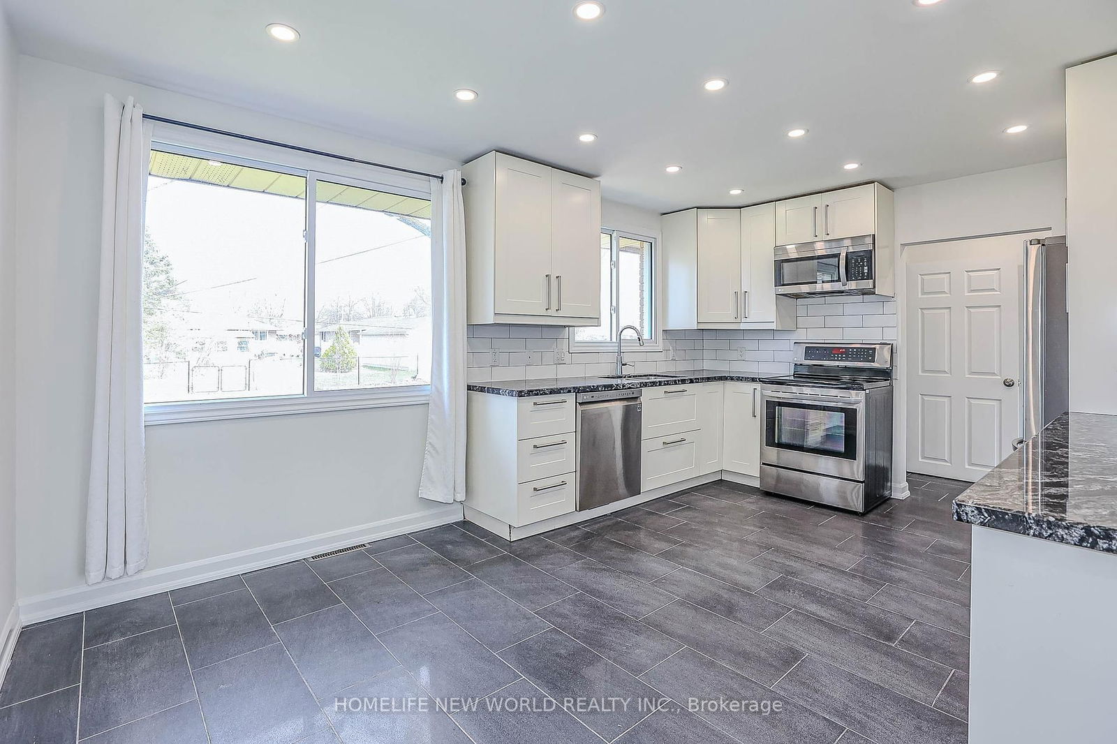 Detached House for sale at 8816 Roosevelt Street, Niagara Falls, Chippawa, L2G 7A2 - MLS: X12101894