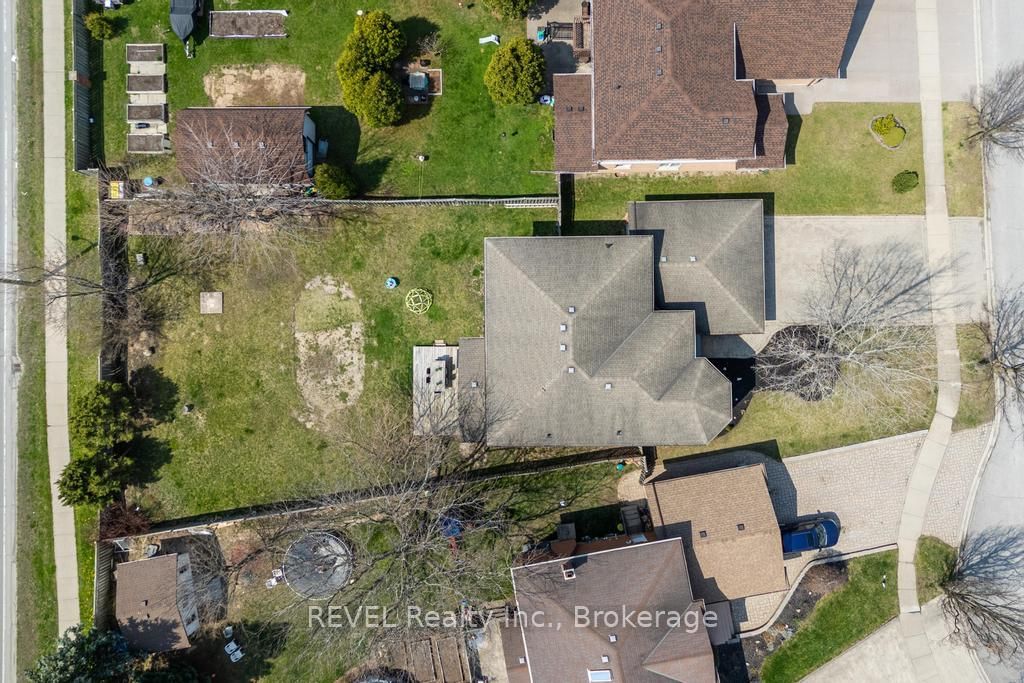 Detached House for sale at 8042 Oakridge Drive, Niagara Falls, Mt. Carmel, L2H 2W1 - MLS: X12102609