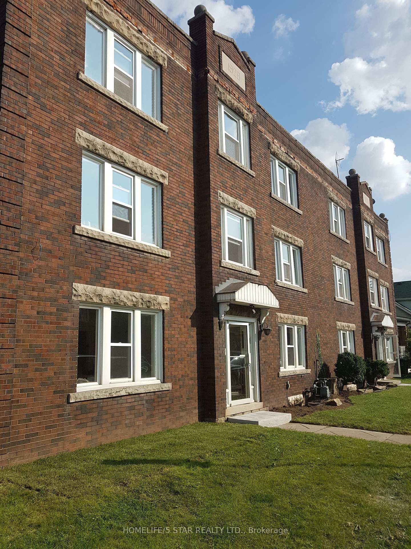 Semi-Detached House for lease at 5-3 Connaught Avenue, Hamilton, Stipley, L8M 3C3 - MLS: X12102611