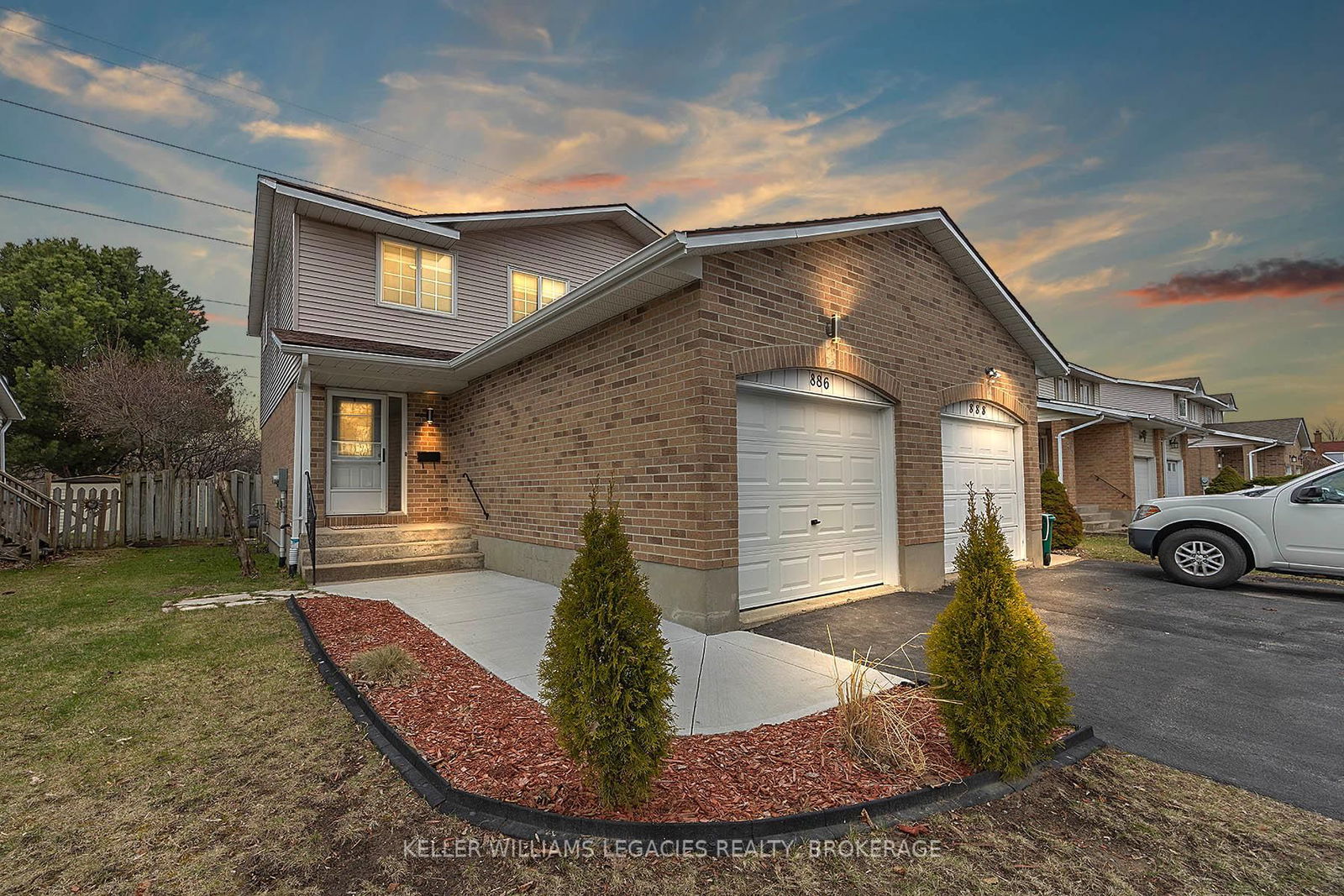 Semi-Detached House sold at 886 MUIRFIELD Crescent, Kingston, K7M 8E4 - MLS: X12102751