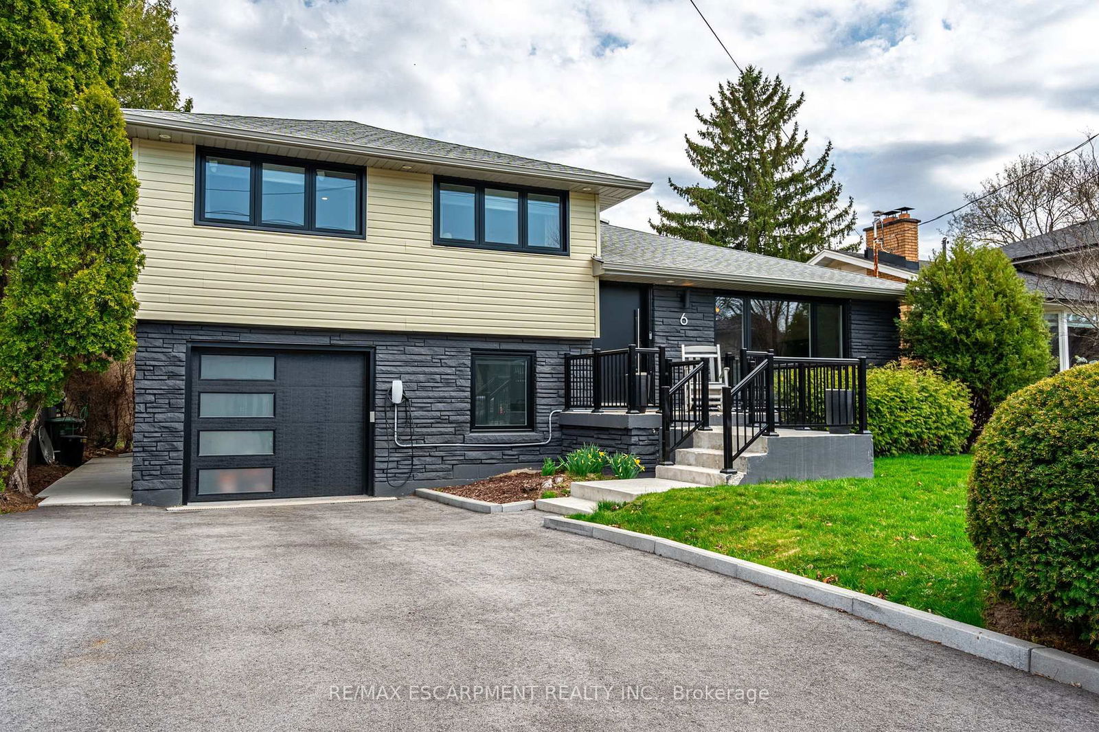 Detached House sold at 6 PENGE Court, Hamilton, Dundas, L9H 4R4 - MLS: X12102998