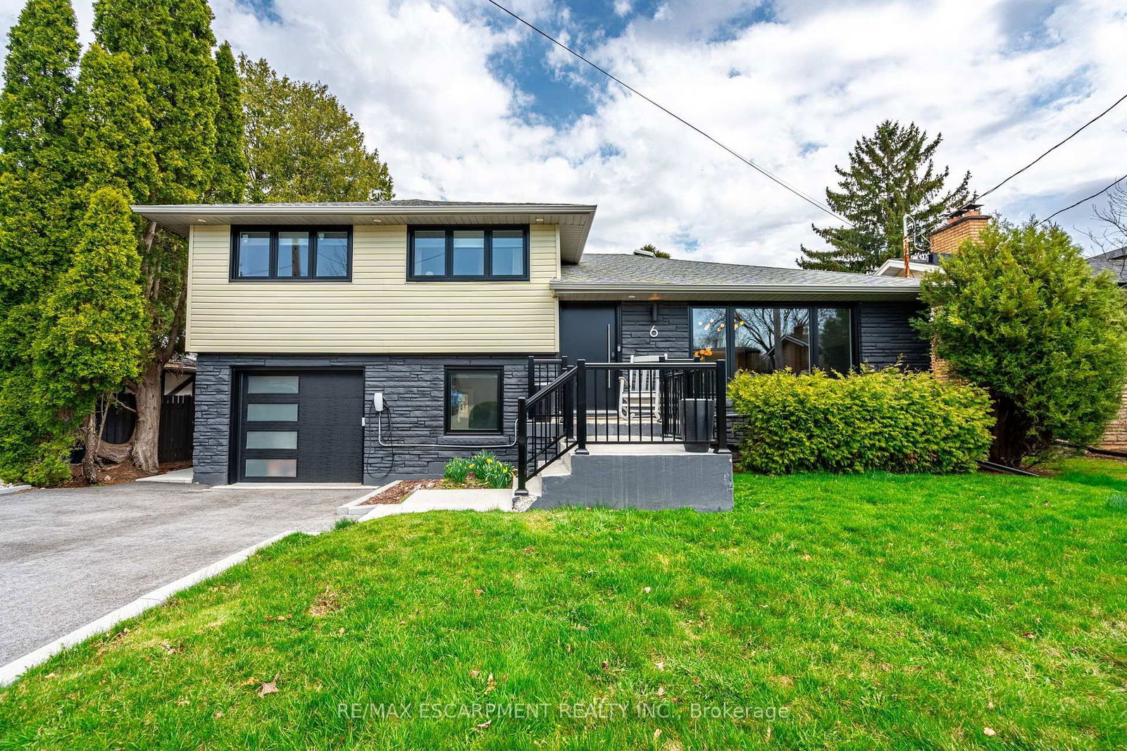 Detached House sold at 6 PENGE Court, Hamilton, Dundas, L9H 4R4 - MLS: X12102998