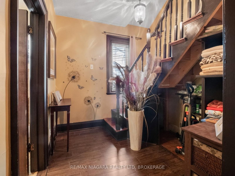 215 Phipps St photo 4