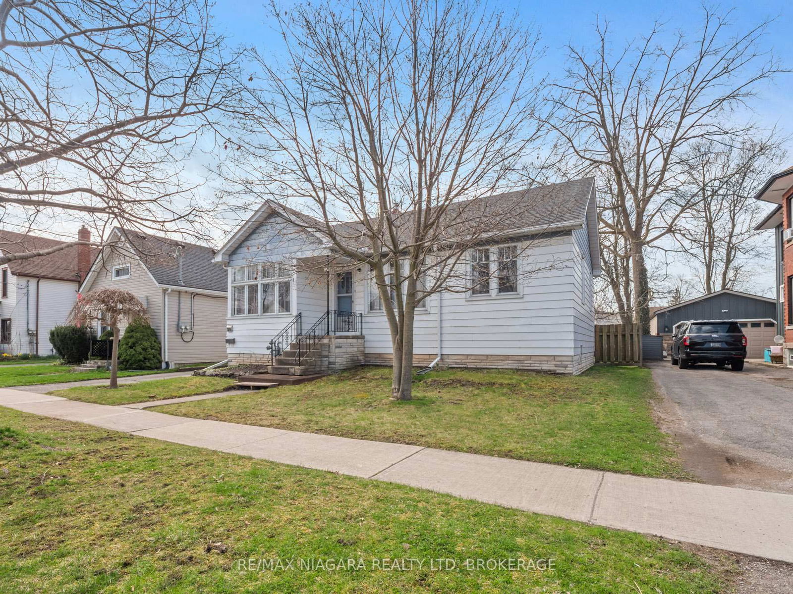 Detached House for sale at 215 PHIPPS Street, Fort Erie, Central, L2A 2V4 - MLS: X12103583