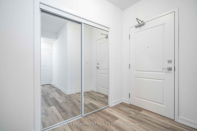 405 - 470 Dundas Street