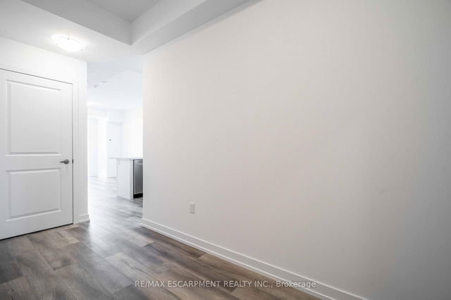 405 - 470 Dundas Street