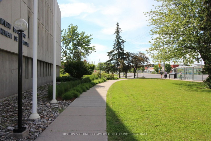 1055 PRINCESS St photo 3