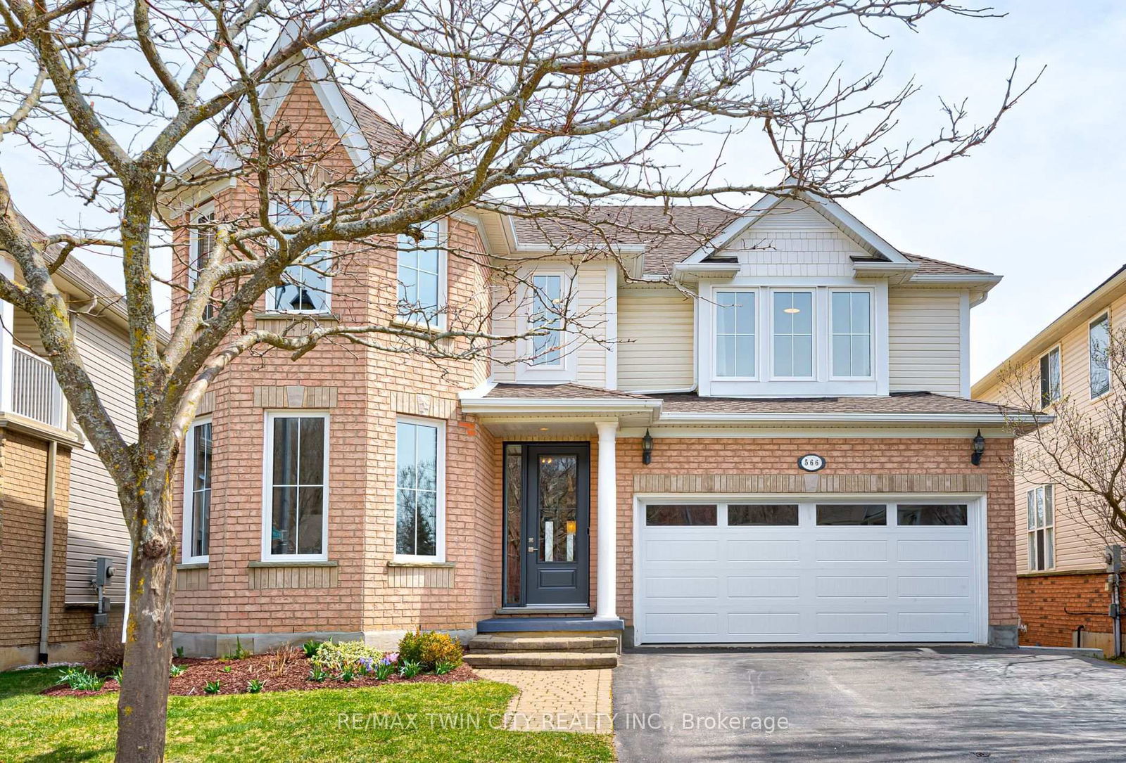 Detached House sold at 566 Winterburg Walk, Waterloo, N2V 2M8 - MLS: X12104664