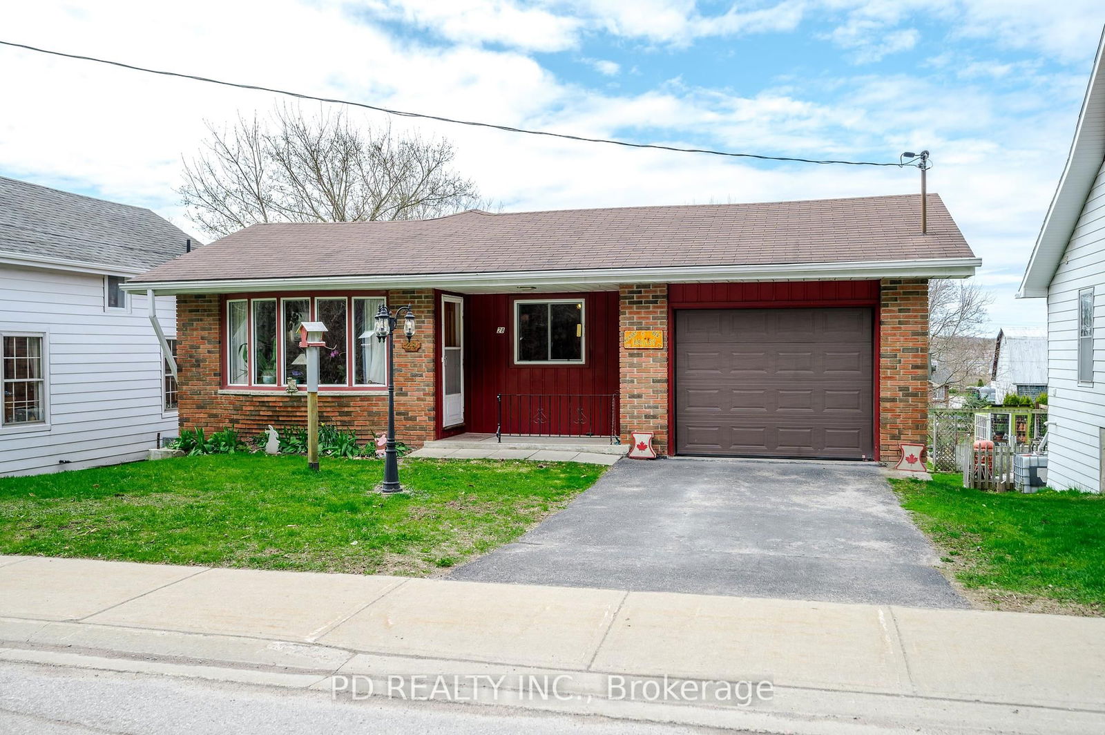 Building at 28 Bond Street, Kawartha Lakes, Fenelon Falls