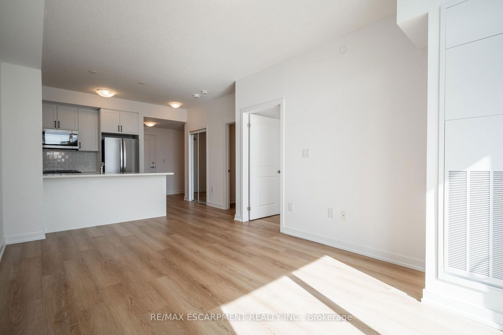 Condo for lease at 228-10 Mallard Trail, Hamilton, Waterdown, L0R 2H1 - MLS: X12104833