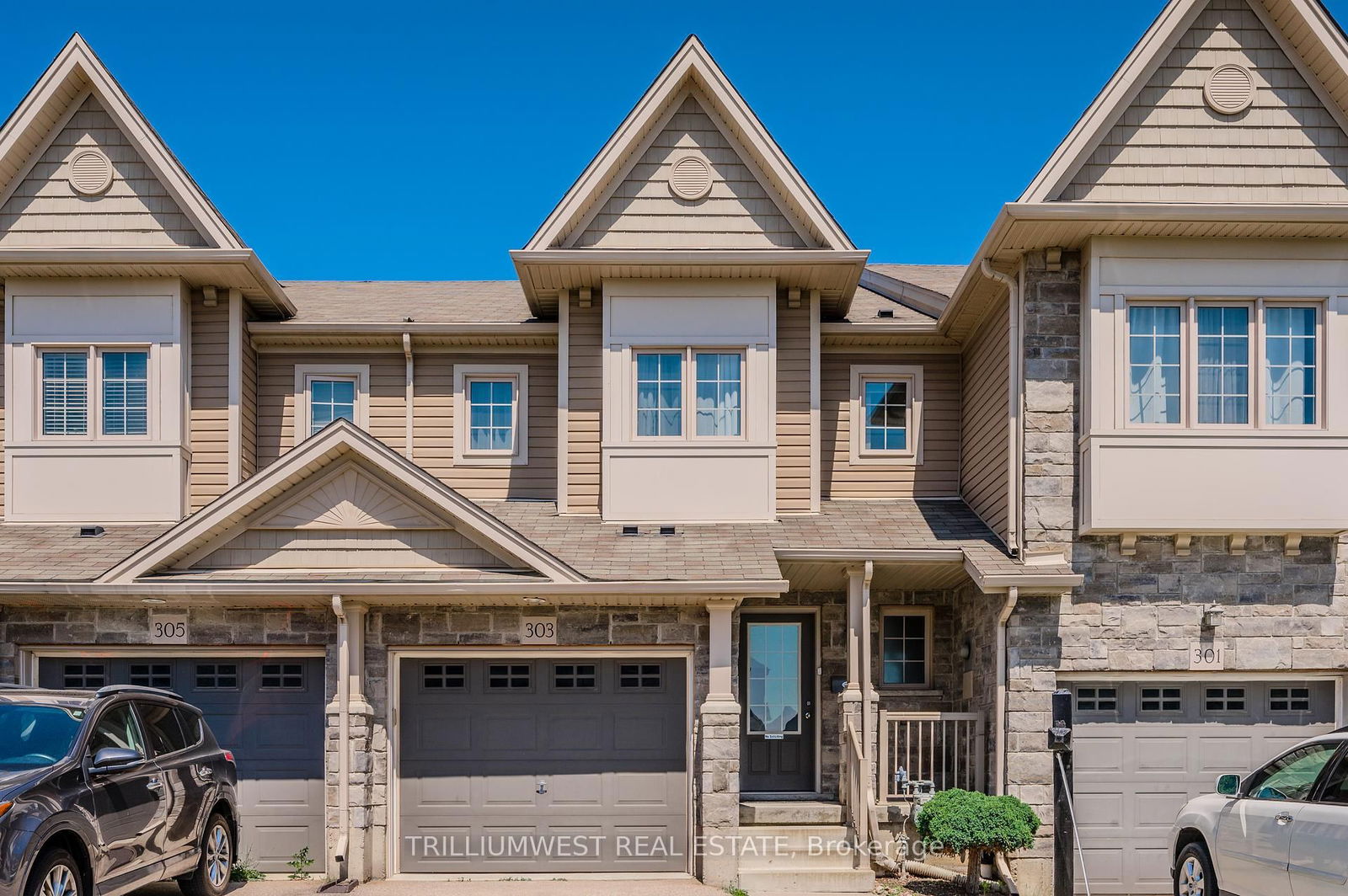 Townhouse sold at 303 Old Huron Road, Kitchener, N2R 0A3 - MLS: X12105886