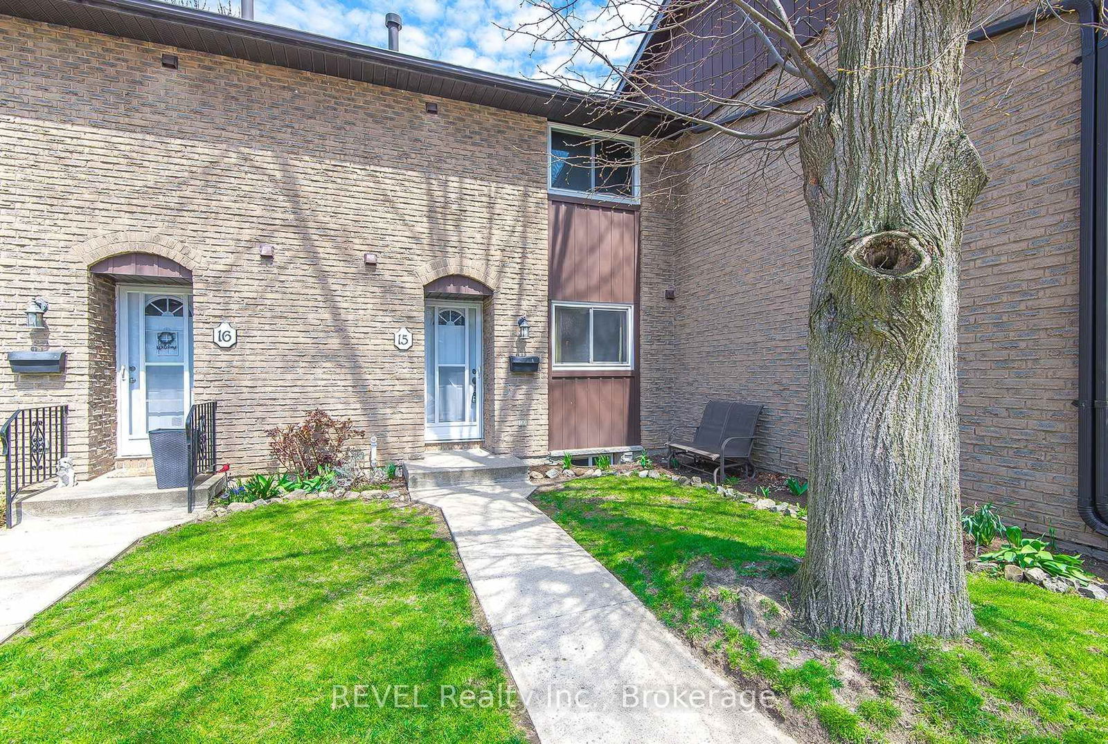 Townhouse for sale at 15-151 Linwell Road, St. Catharines, Lakeport, L2N 6P3 - MLS: X12105927