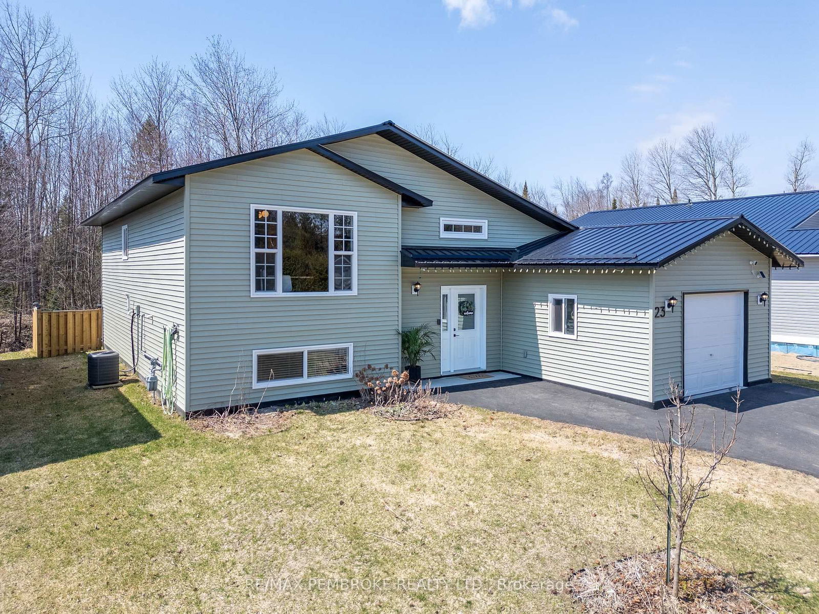 Detached House sold at 23 Munro Street, Chalk River, Chalk River and Laurentian Hills South, K0J 1J0 - MLS: X12106018