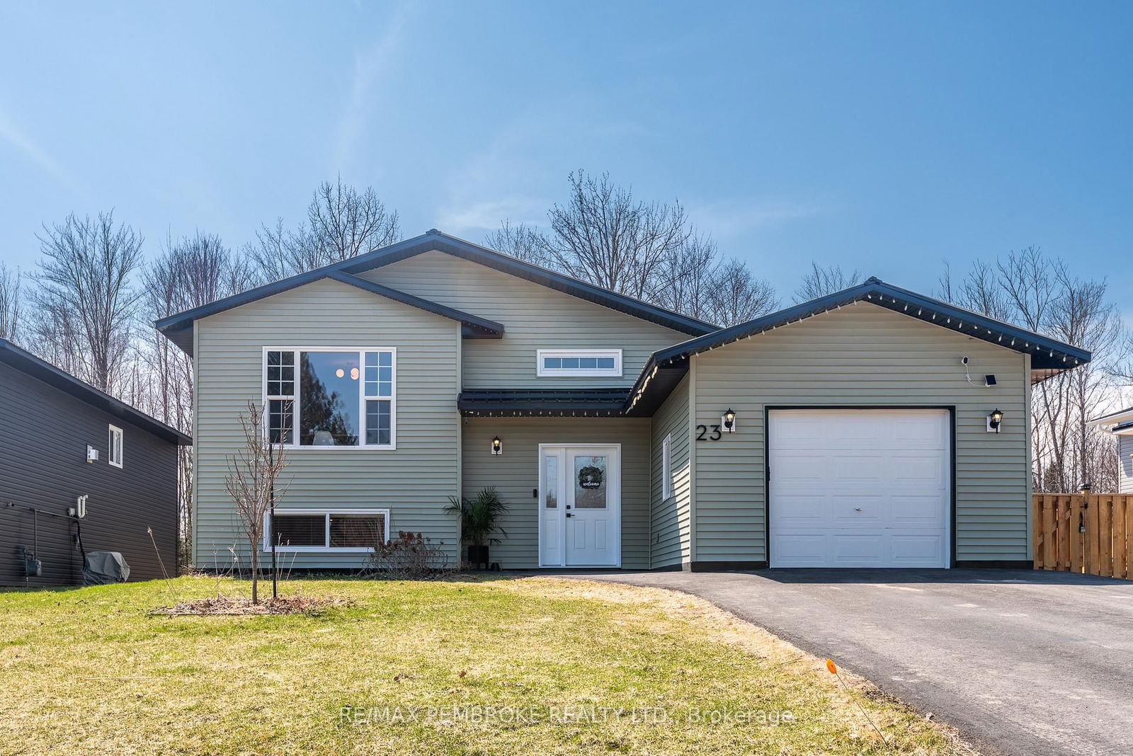 Detached House sold at 23 Munro Street, Chalk River, Chalk River and Laurentian Hills South, K0J 1J0 - MLS: X12106018