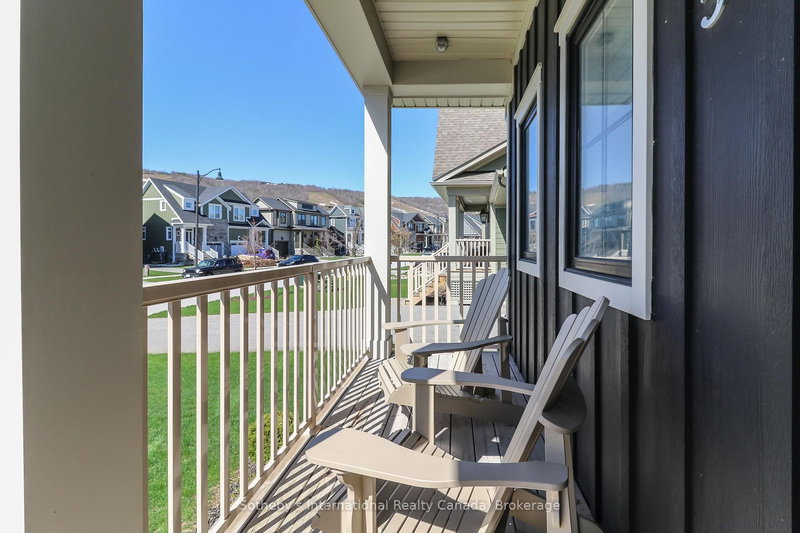 205 Yellow Birch Cres, Blue Mountains, L9Y 0Z3 | Image 2