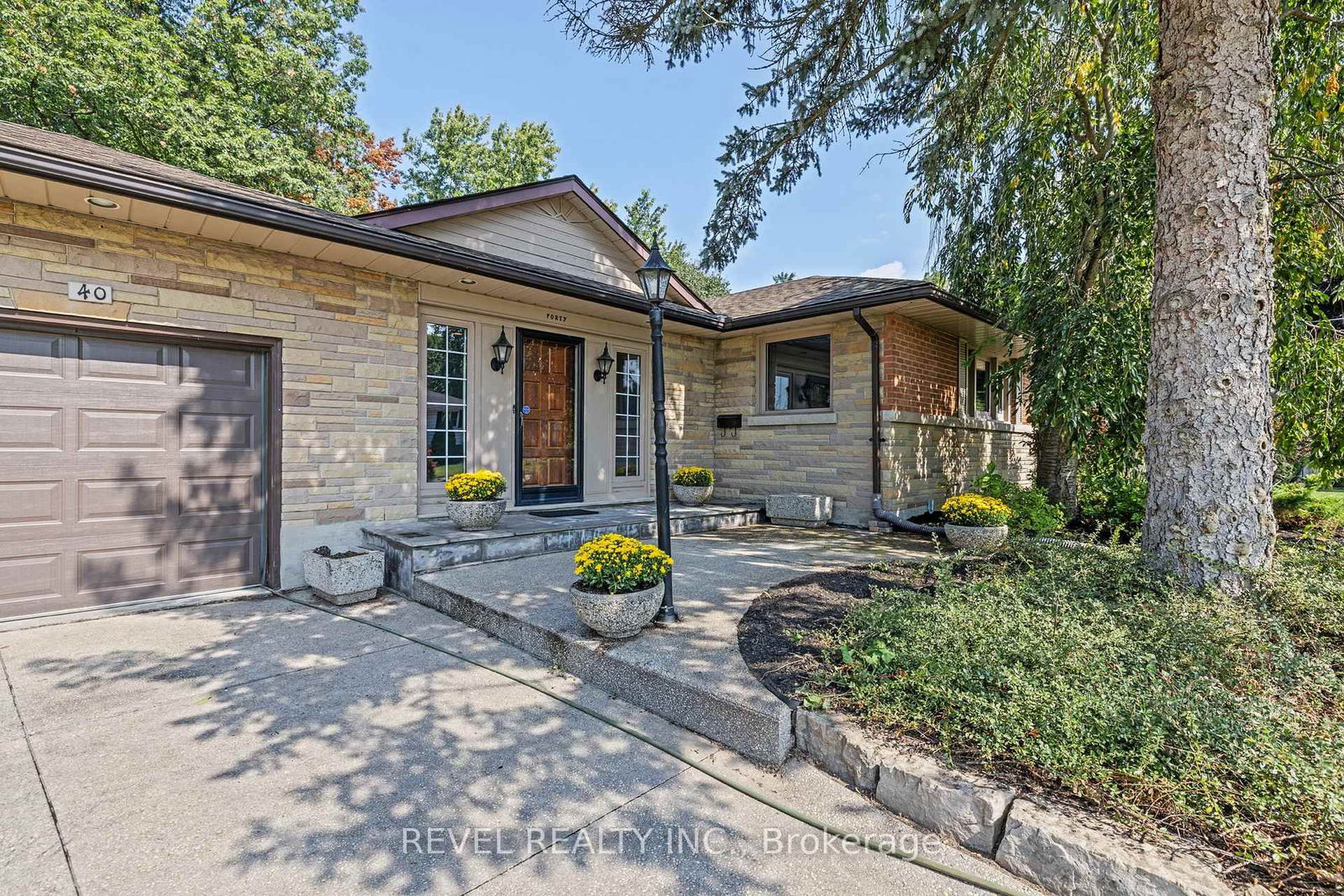 Detached House for sale at 40 Bertram Drive, Hamilton, Dundas, L9H 4T3 - MLS: X12106747