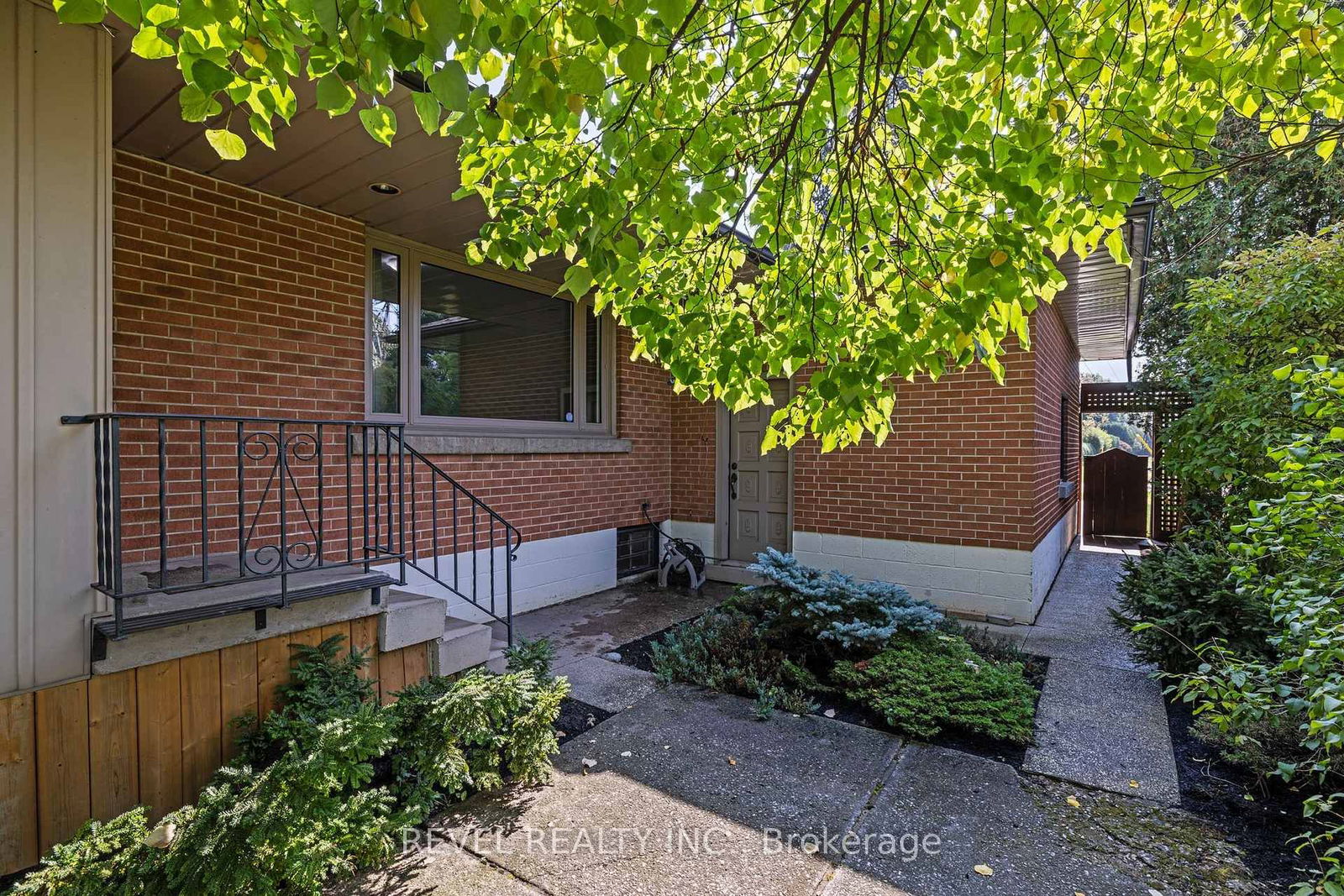 Detached House for sale at 40 Bertram Drive, Hamilton, Dundas, L9H 4T3 - MLS: X12106747