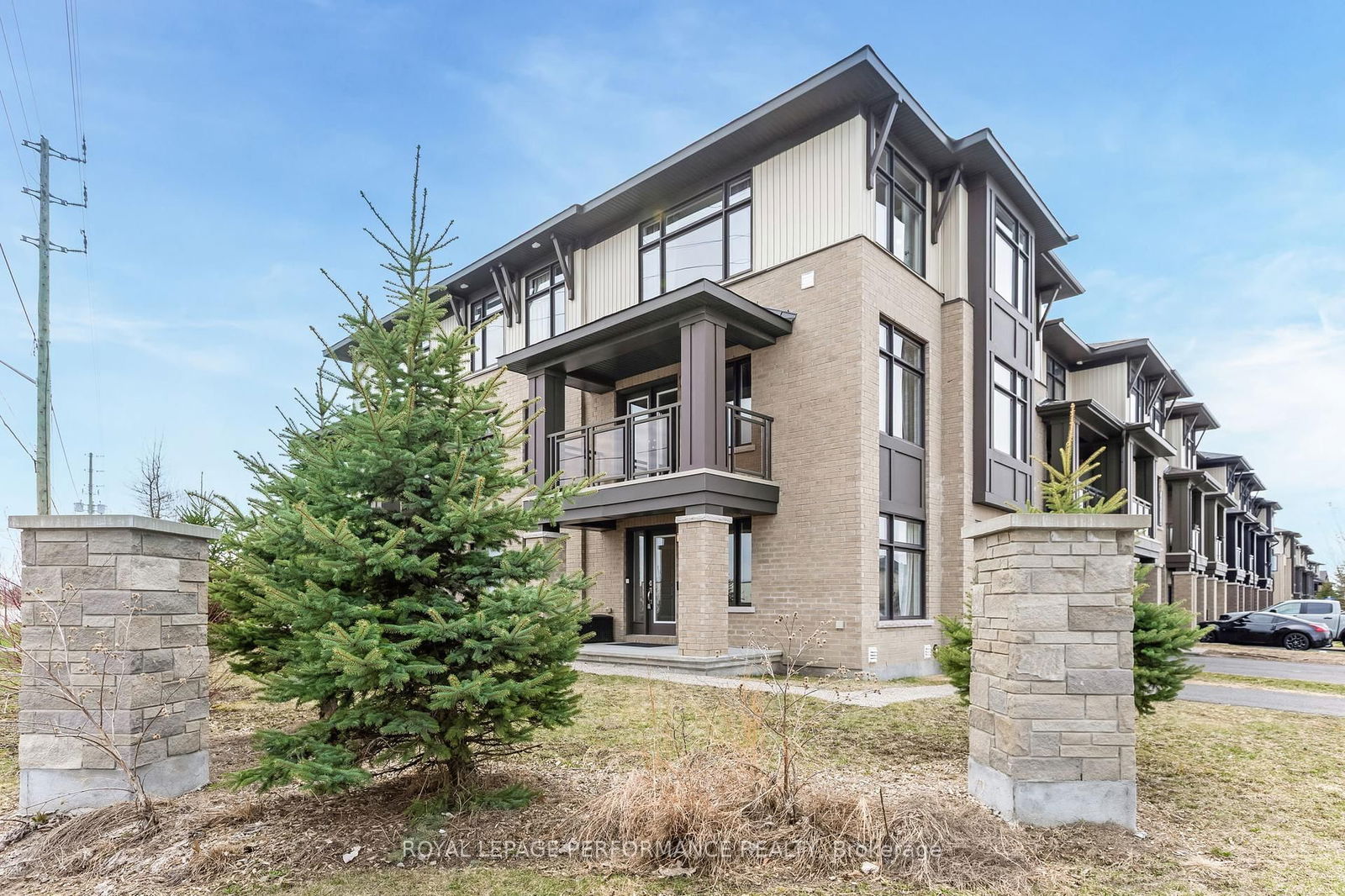 Townhouse sold at 210 Poplin Street, Ottawa, Riverside South/Gloucester Glen, K4M 0E2 - MLS: X12108659