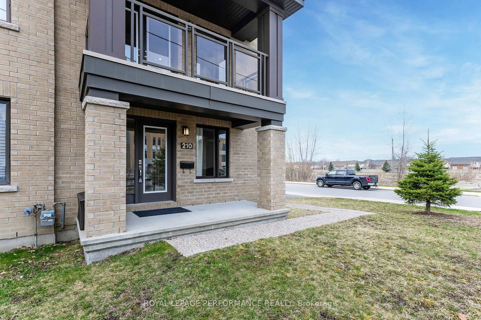 Townhouse sold at 210 Poplin Street, Ottawa, Riverside South/Gloucester Glen, K4M 0E2 - MLS: X12108659