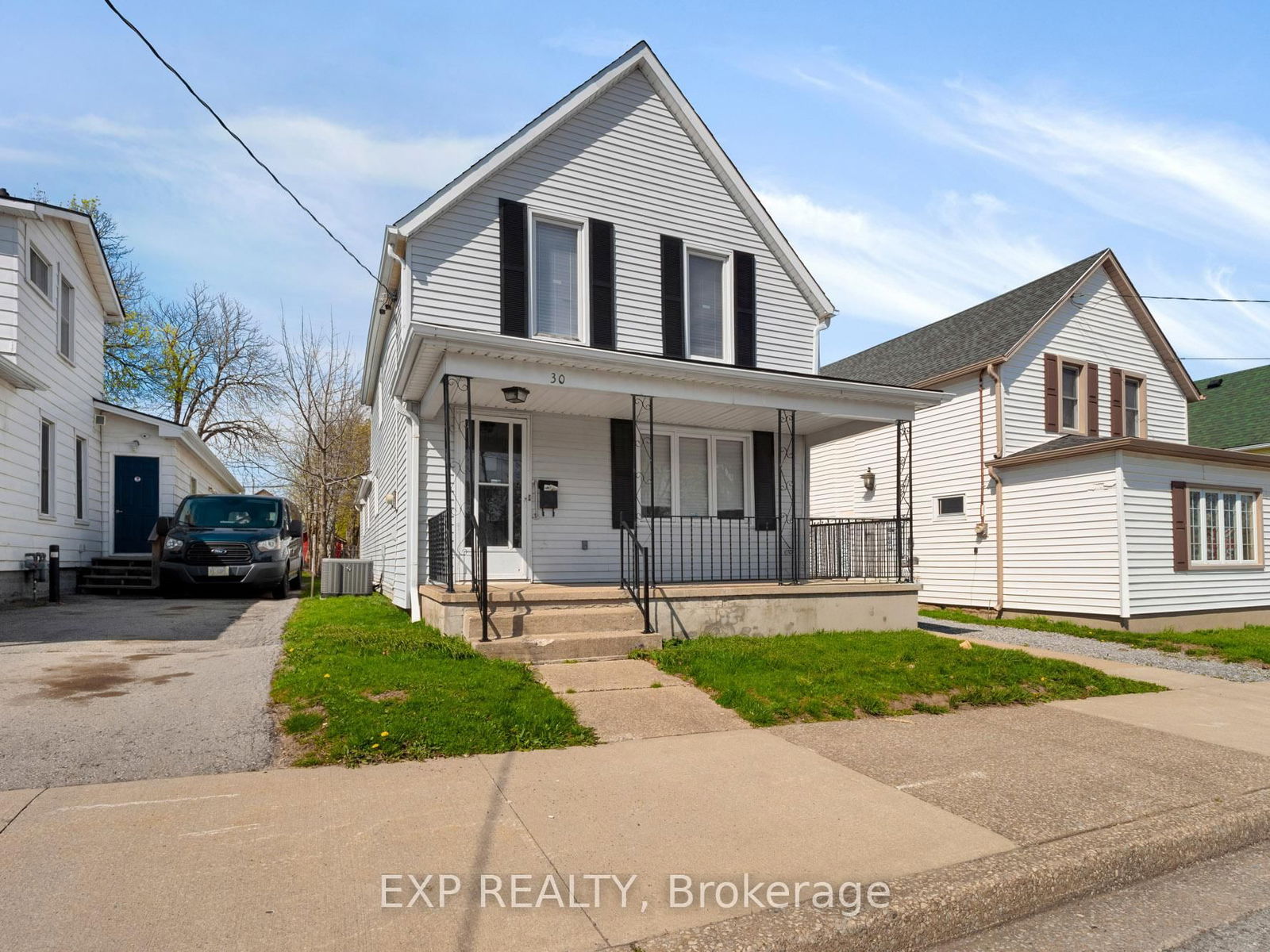 Detached House for sale at 30 Dufferin Street, Fort Erie, Central, L2A 2T5 - MLS: X12109452