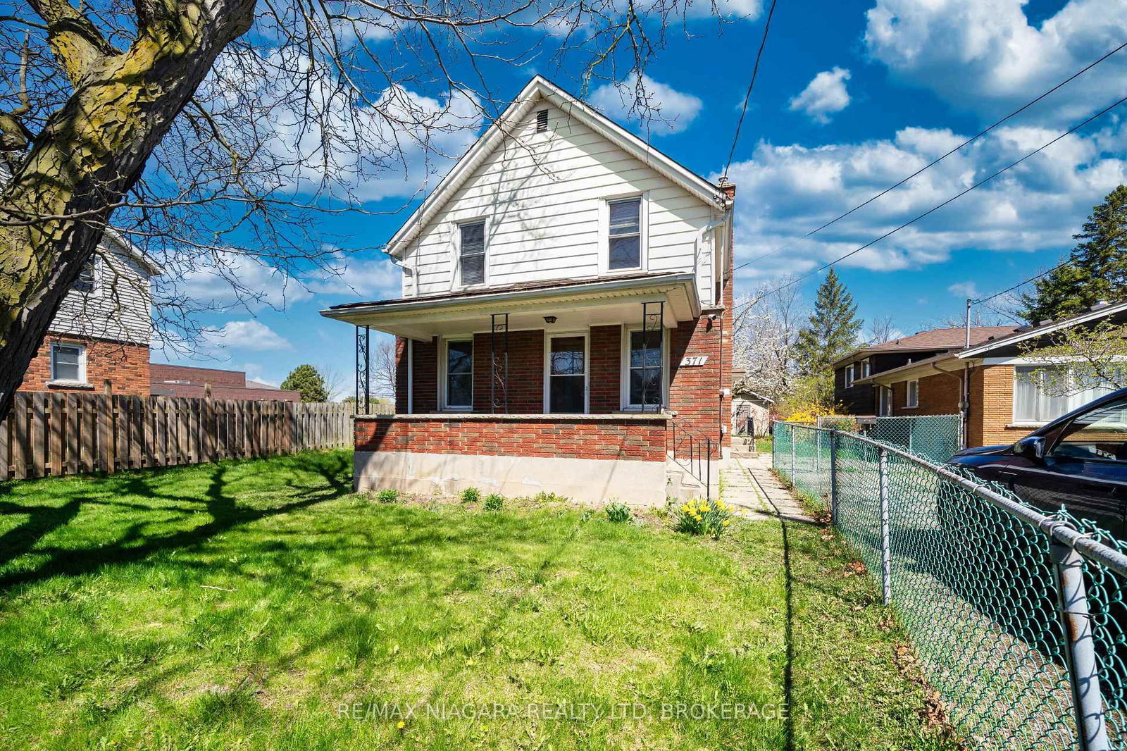 Detached House for sale at 371 Carlton Street, St. Catharines, Carlton/Bunting, L2M 4W7 - MLS: X12109729