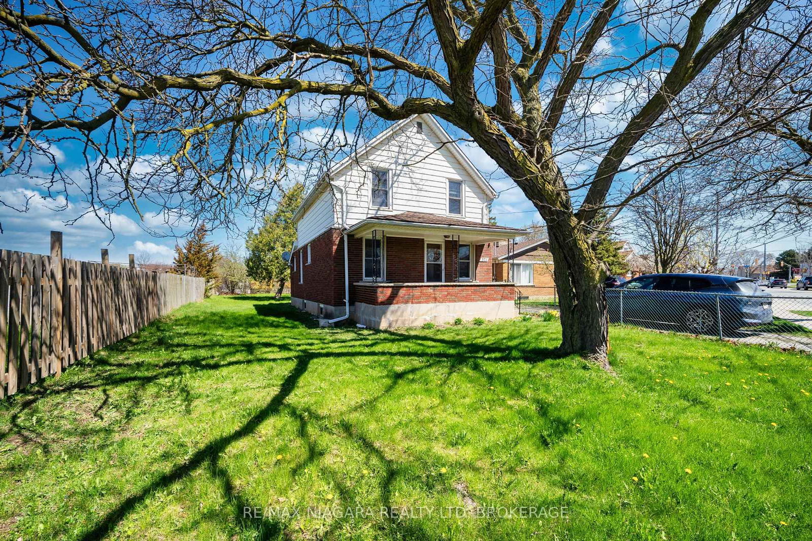 Detached House for sale at 371 Carlton Street, St. Catharines, Carlton/Bunting, L2M 4W7 - MLS: X12109729