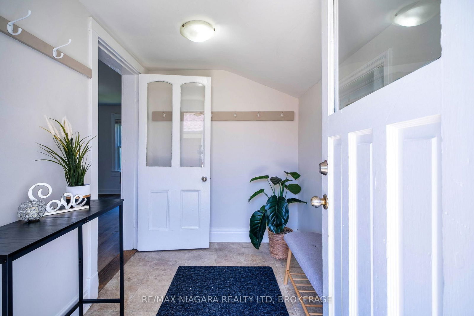 Detached House for sale at 371 Carlton Street, St. Catharines, Carlton/Bunting, L2M 4W7 - MLS: X12109729