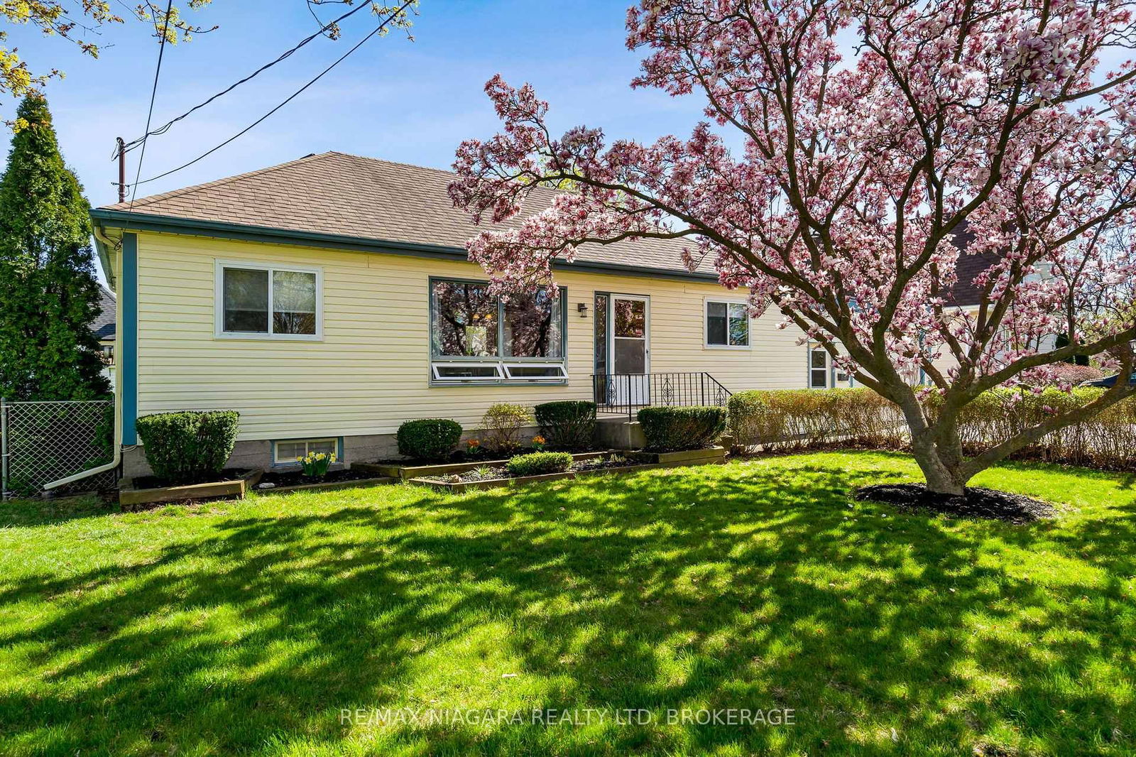 Detached House for sale at 74 Lincoln Avenue, St. Catharines, Oakdale, L2P 2C6 - MLS: X12109977