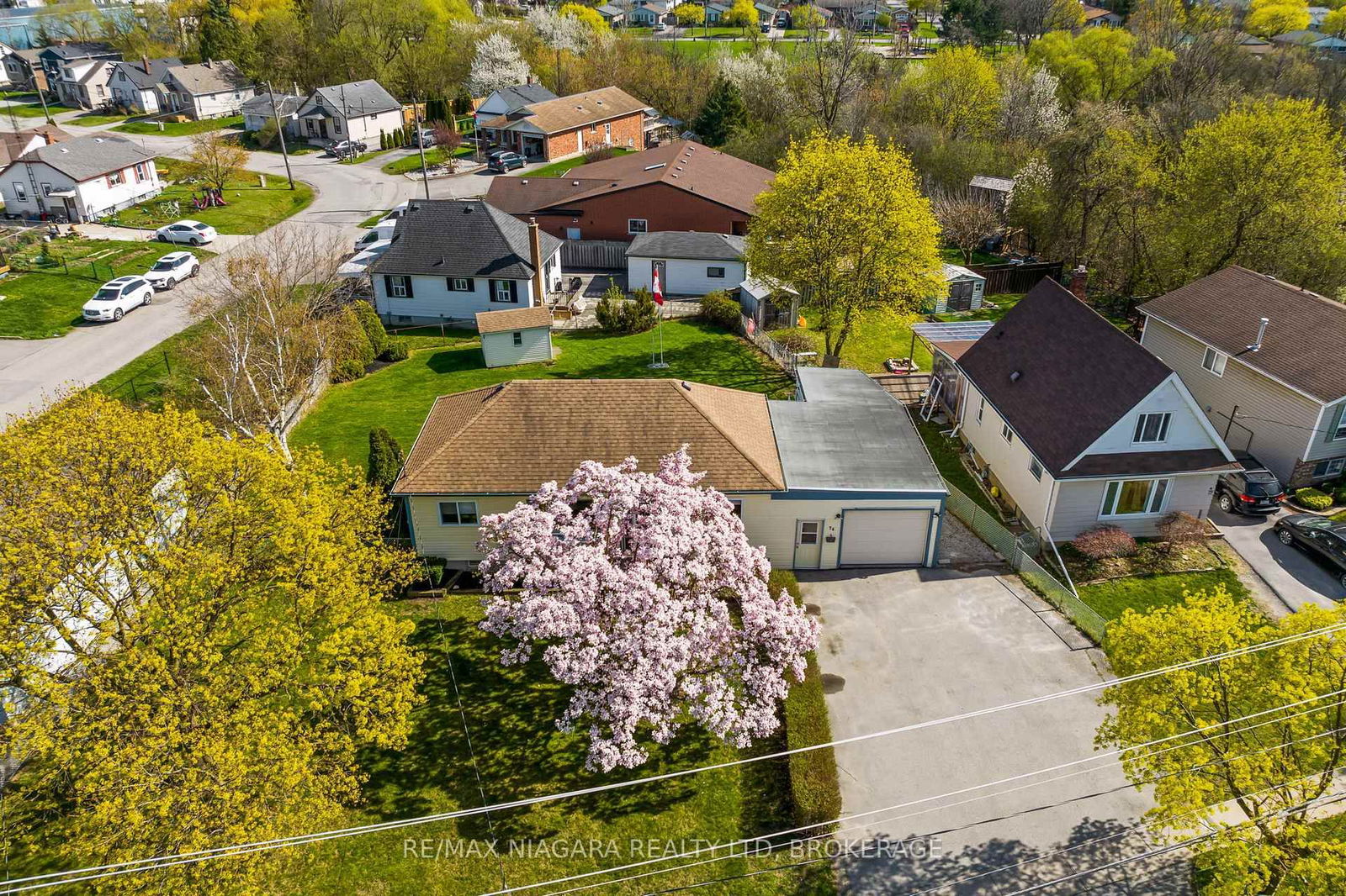 Detached House for sale at 74 Lincoln Avenue, St. Catharines, Oakdale, L2P 2C6 - MLS: X12109977